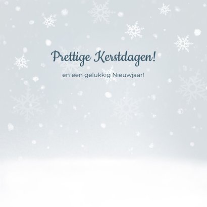 Winterse kerstkaart met een schattige pinguïn in de sneeuw 3