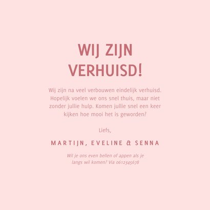 Winterse roze verhuiskaart met huisje in sneeuwbol 3