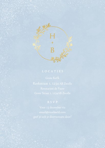 Winterse trouwkaart in lichtblauw met ornament en initialen 2