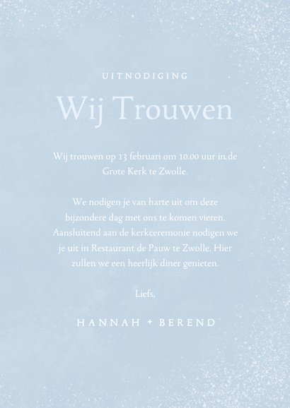 Winterse trouwkaart in lichtblauw met ornament en initialen 3