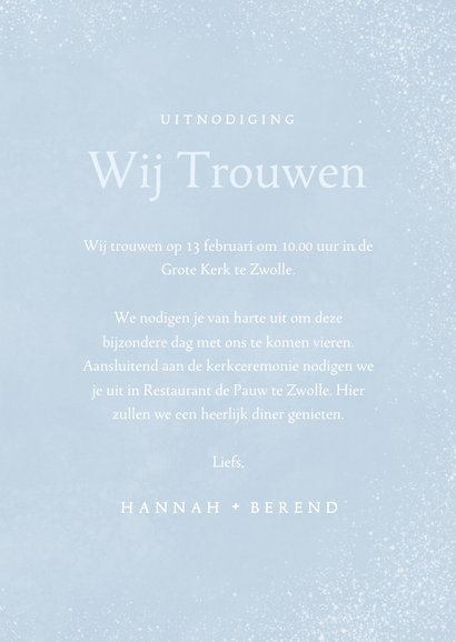 Winterse trouwkaart in lichtblauw met ornament en initialen 3