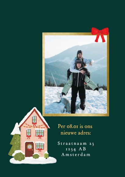 Winterse verhuiskaart met huis kerstbomen en sneeuw 2