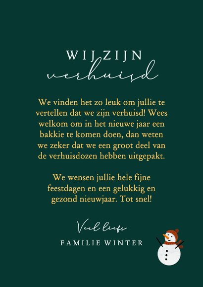 Winterse verhuiskaart met huis kerstbomen en sneeuw 3