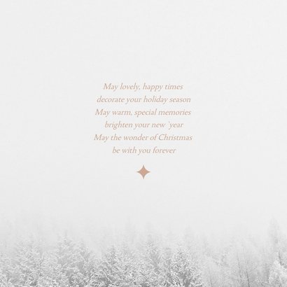 Witte kerstkaart met besneeuwde bomen en klassieke tekst 2