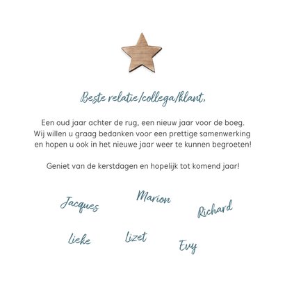 Zakelijke kerstkaart hip industrieel met houten kerstboom 3