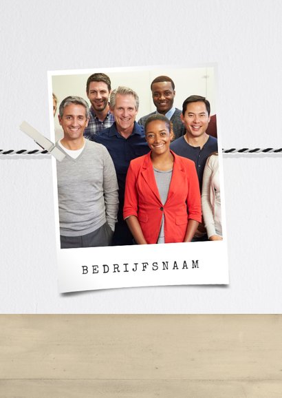 Zakelijke polaroid fotocollage kerstkaart met houten huisje 2