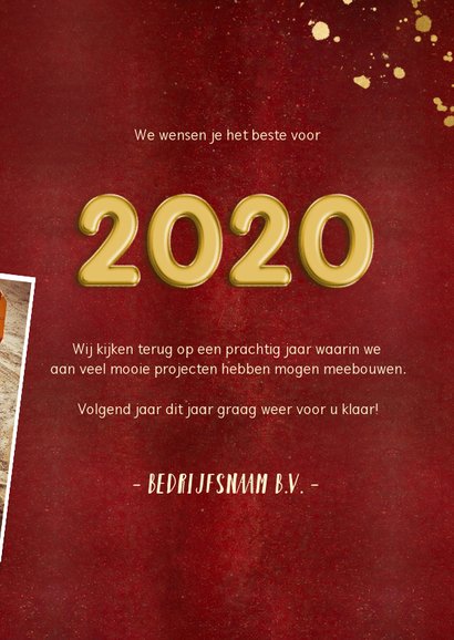 Zakelijke rode nieuwjaarskaart met gouden 2020 en polaroids 3