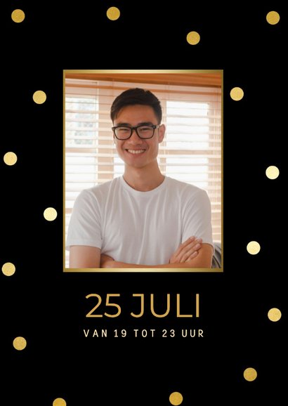 Zwarte uitnodiging feestje met foto en gouden confetti 2