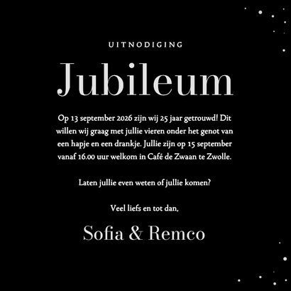 Zwarte uitnodiging jubileum met foto's en zilveren spetters 3