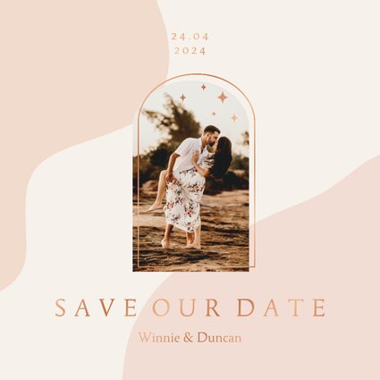 Trendy save the date kaart in aardetinten met foto en boog