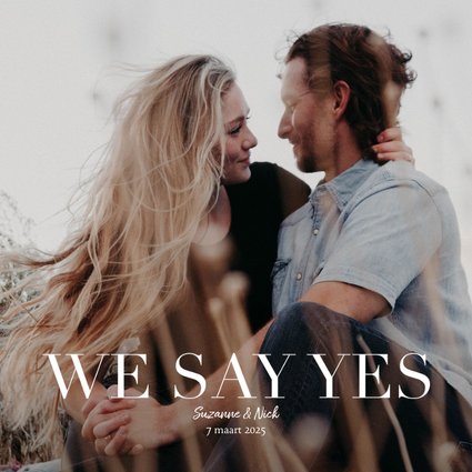 Trouwkaart met grote foto en witte typografie We Say Yes