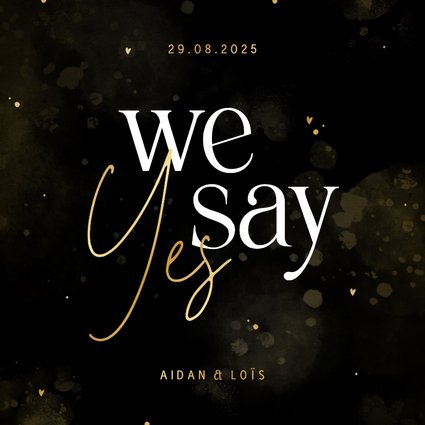 Trouwkaart we say yes zwart en goud met hartjes en waterverf