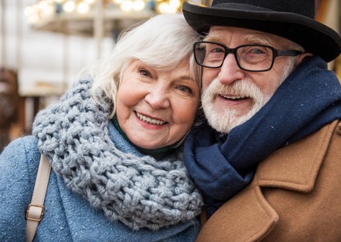 Grappige kerstkaart - foto op kerstelf - 2 personen en dier 2