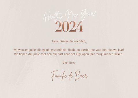 Hippe nieuwjaarskaart foto's healthy new year 2024 op beige 3