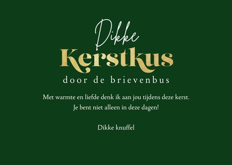 Kerstkaart een dikke kerstkus voor jou kerstbal goud sneeuw 3