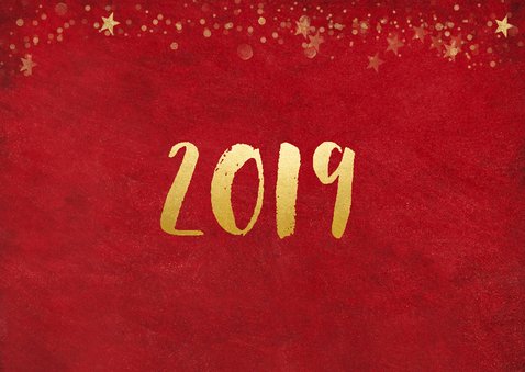 Kerstkaart rode achtergrond met gouden confetti en 2 foto's 2