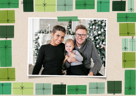 Leuke kerstkaart groene cadeau's en foto op papierlook 2