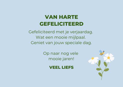 Lichtblauw verjaardagskaartje met bloemetjes en bijtjes 3