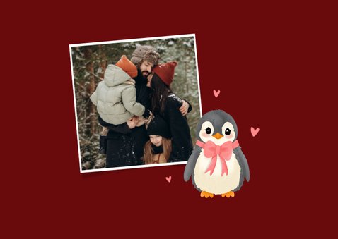 Lieve kerstkaart met foto rood met pinguïn en strikje 2