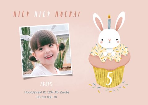 Lieve uitnodiging kinderfeestje konijn in cupcake en foto 2