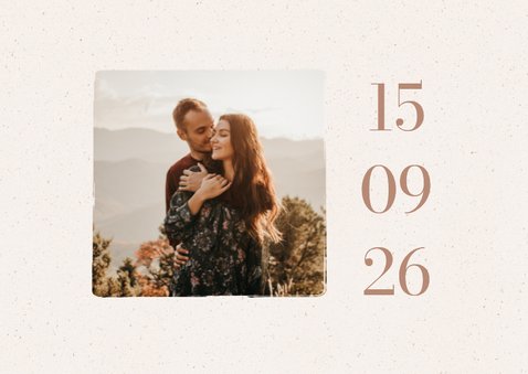 Minimalistische beige trouwkaart met grote datum 2