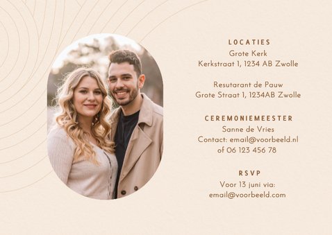 Moderne beige trouwkaart met golvende lijnen 2