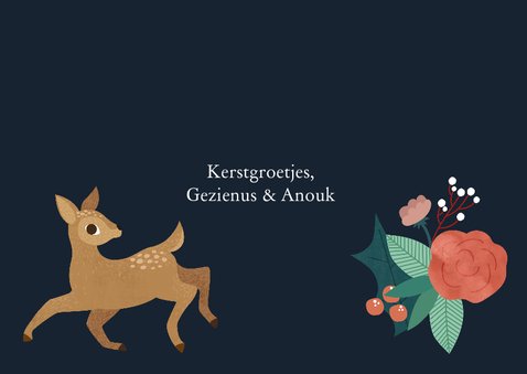 Moderne kerstkaart met bloemen en hert 3