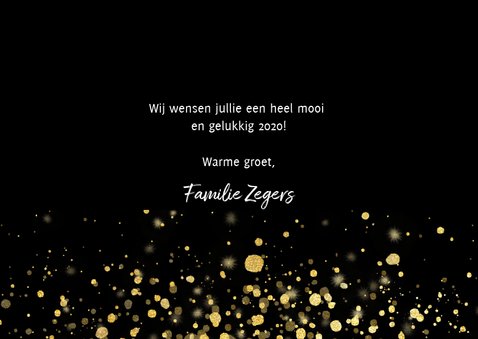 Moderne nieuwjaarskaart 2020 fotocollage en gouden confetti 3
