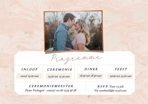 Mooie uitnodiging bruiloft ticket op roze marmer met koper 2