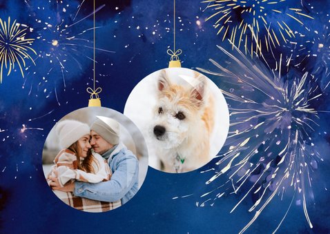 Nieuwjaarskaart met geschilderd vuurwerk kerstbal en foto 2