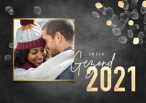 Nieuwjaarskaart met grote, gouden 2021 en eucalyptus 2