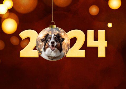 Nieuwjaarskaart modern 2024 rood kerstbal goud met foto 2