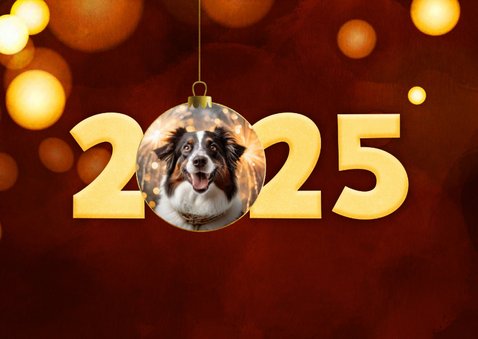 Nieuwjaarskaart modern 2025 rood kerstbal goud met foto 2