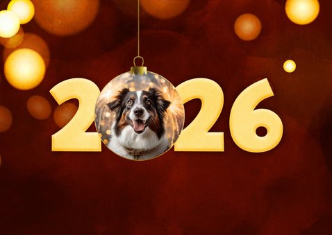 Nieuwjaarskaart modern 2026 rood kerstbal goud met foto 2