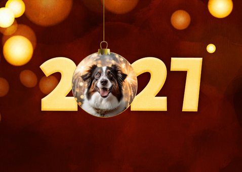 Nieuwjaarskaart modern 2027 rood kerstbal goud met foto 2