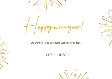 Rode nieuwjaarskaart met vuurwerk en gouden letters 3
