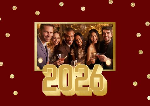 Rode zakelijke kerstkaart met grote gouden 2026 en confetti 2