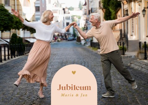 Stijlvolle jubileumkaart met foto's boogje en goudfolie 2