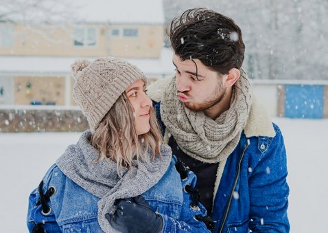 Trendy foto kerstkaart met sneeuw en fijne feestdagen 2