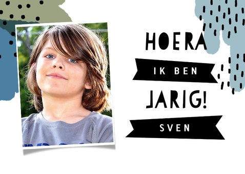 Vrolijke uitnodiging kinderfeestje met verf, stippen en foto 2