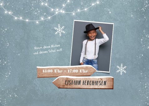 Winterliche Einladungskarte mit Wegweisern und Foto Junge 2