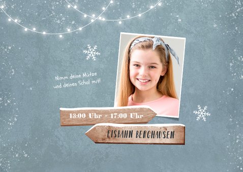 Winterliche Einladungskarte mit Wegweisern und Foto 2