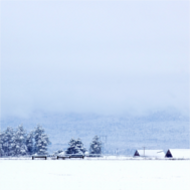 Kerstkaart achtergrond sneeuw en huisje
