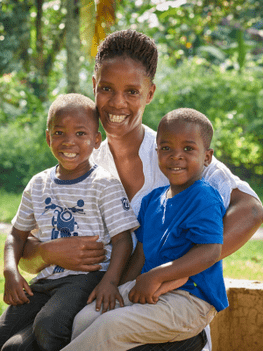 moeder met kind  SOS kinderdorpen