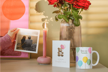 gepersonaliseerde cadeaus met hand, vaas en schilderij