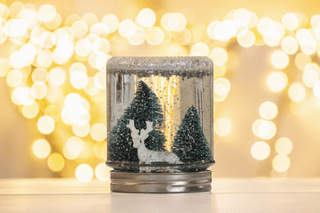 Sneeuwbol met rendier en kerstboompjes