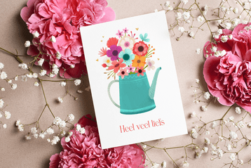 Kaartje met bloemen in een gieter