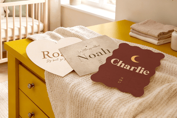 baby op bed met knuffel