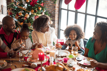 Kerstdiner aan tafel met kinderen