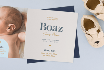 opengeslagen geboortekaartje met jongensnaam